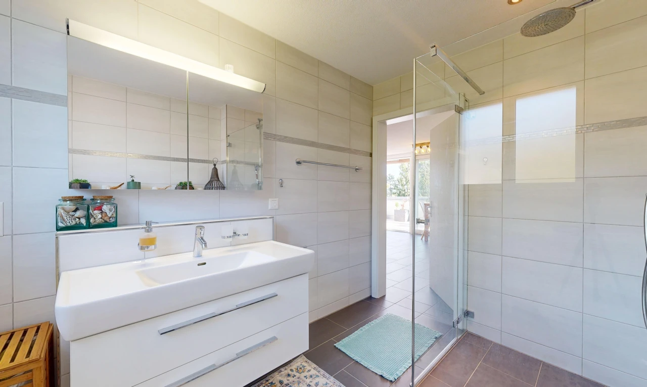 bad mit dusche, komplettes badezimmer, tile wall, fliesenwand, und spiegel