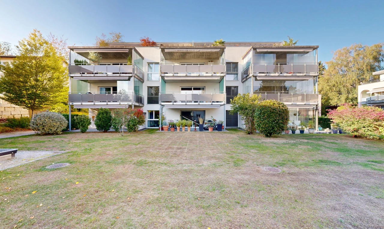 außenansicht mit apartment complex view, blick auf wohnanlage, und day time