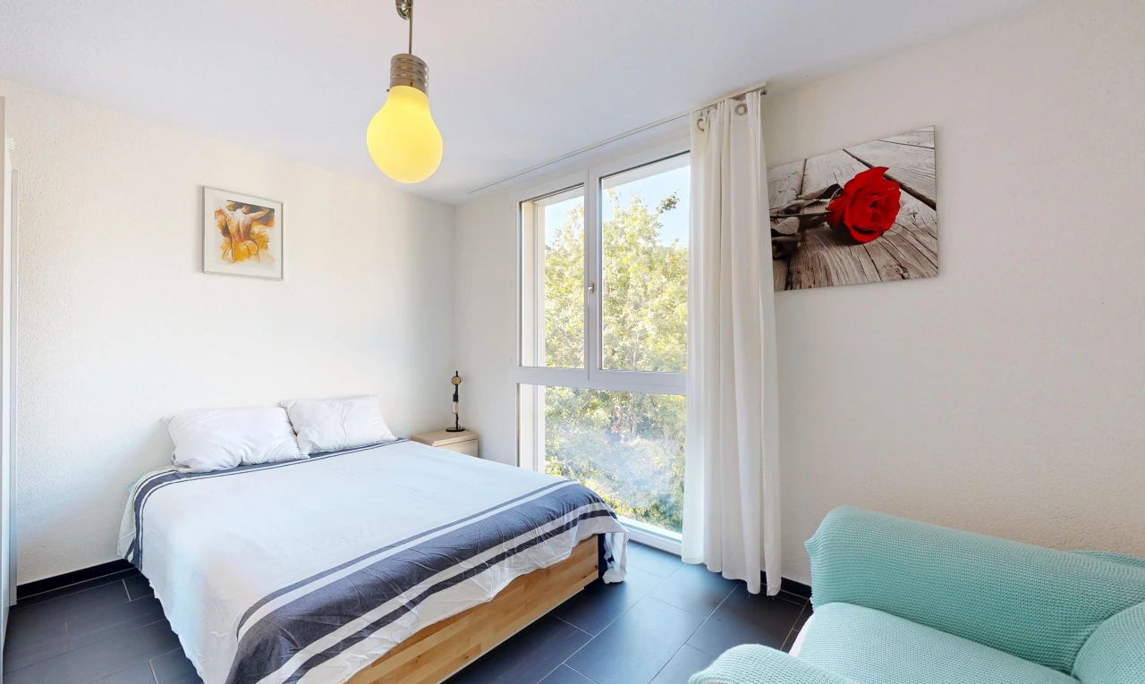 zimmer / schlafzimmer mit pendelleuchte, inside property, drywall, gipskartonwand, und dark floor