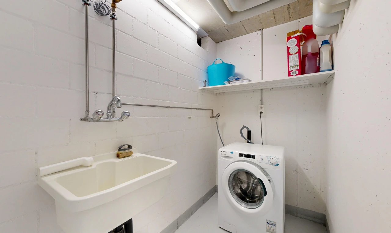 wäschekammer mit tumbler, waschbecken, wäscherei, inside property, und concrete block wall