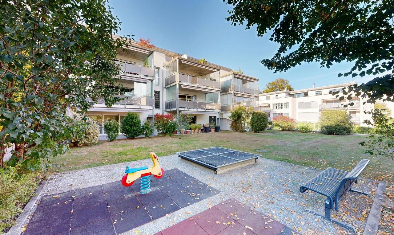 außenansicht mit apartment complex view, blick auf wohnanlage, und day time