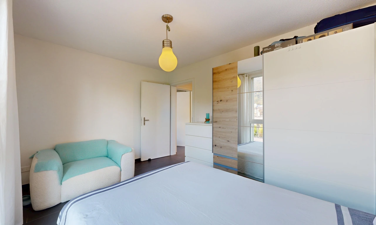 zimmer / schlafzimmer mit pendelleuchte, drywall, gipskartonwand, inside property, und dark floor