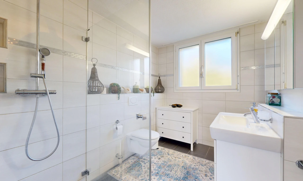 bad mit komplettes badezimmer, tile wall, fliesenwand, dusche, und toilette