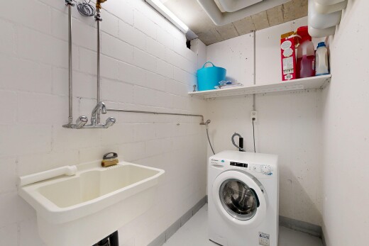 wäschekammer mit tumbler, waschbecken, wäscherei, inside property, und concrete block wall