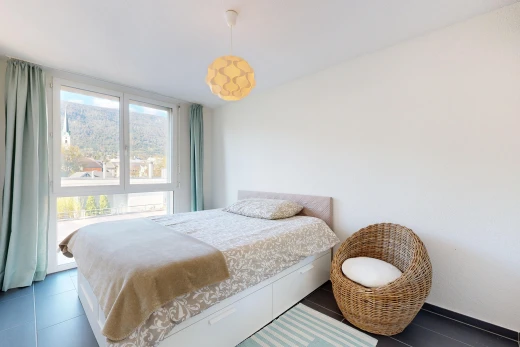 zimmer / schlafzimmer mit pendelleuchte, gipskartonwand, drywall, inside property, und dark floor