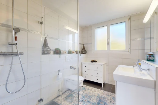bad mit komplettes badezimmer, tile wall, fliesenwand, dusche, und toilette