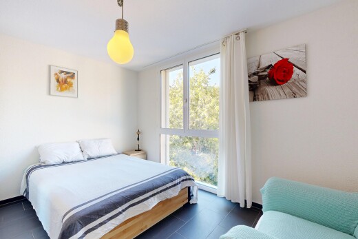 zimmer / schlafzimmer mit pendelleuchte, inside property, drywall, gipskartonwand, und dark floor