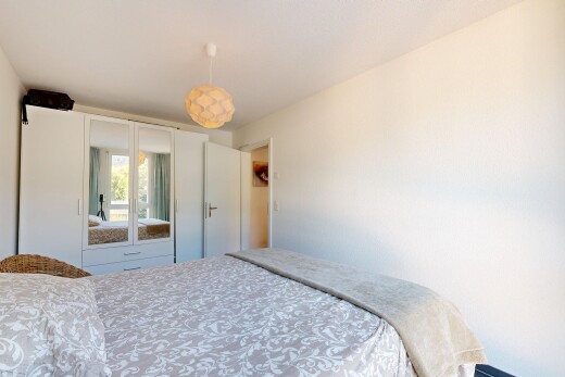 zimmer / schlafzimmer mit kleiderschrank, drywall, gipskartonwand, pendelleuchte, und inside property