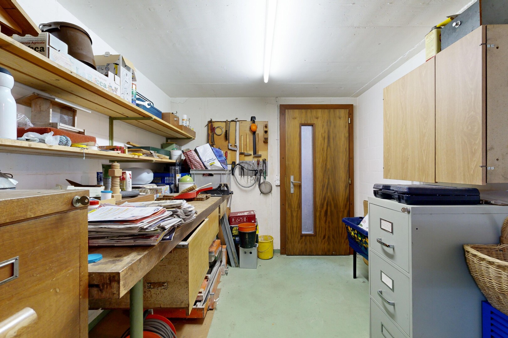 küche mit light floor, inside property, betonboden, concrete floor, und hellbraune schränke