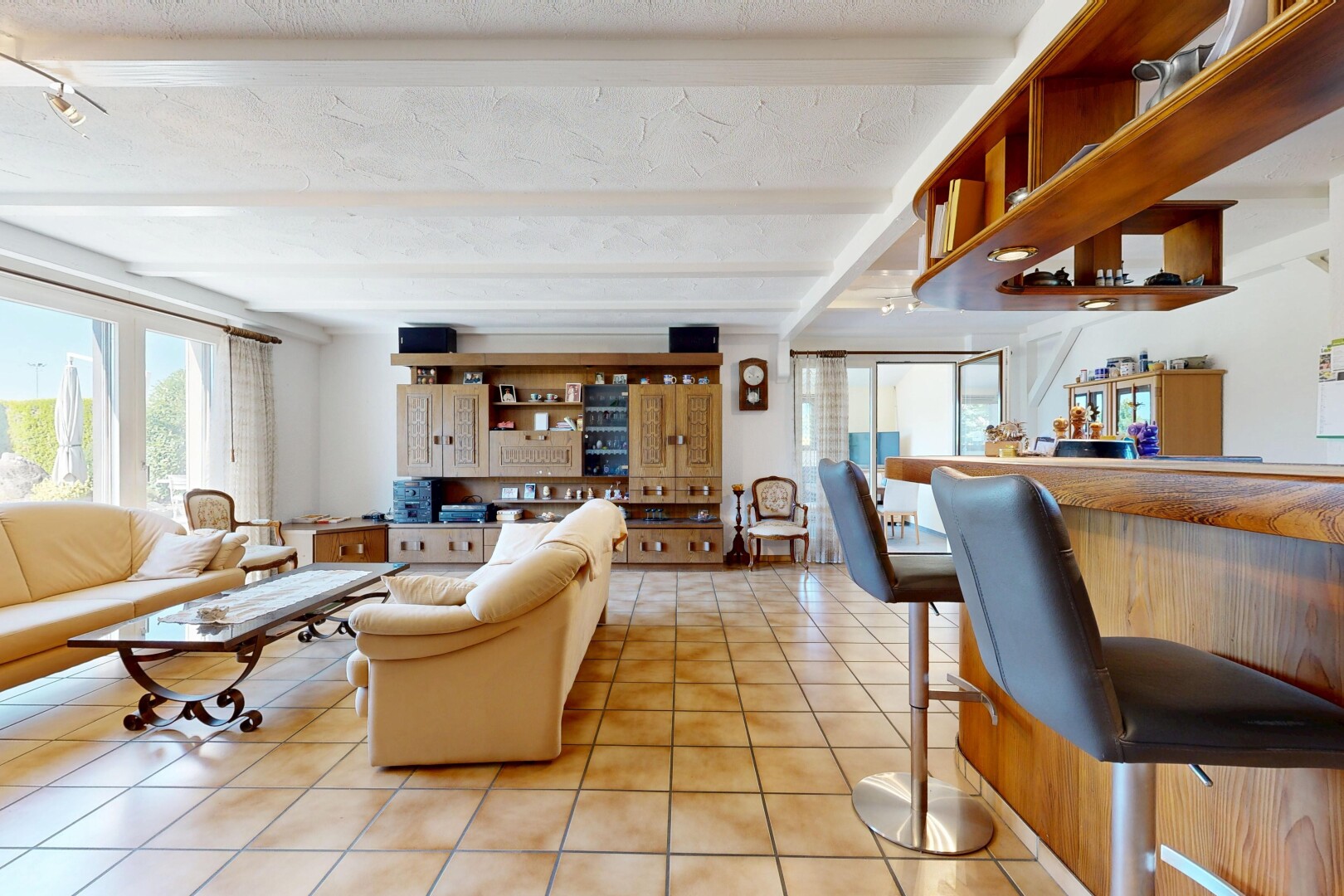 wohn- / esszimmer mit inside property, fliesenboden, tile floor, balkendecke, und beamed ceiling