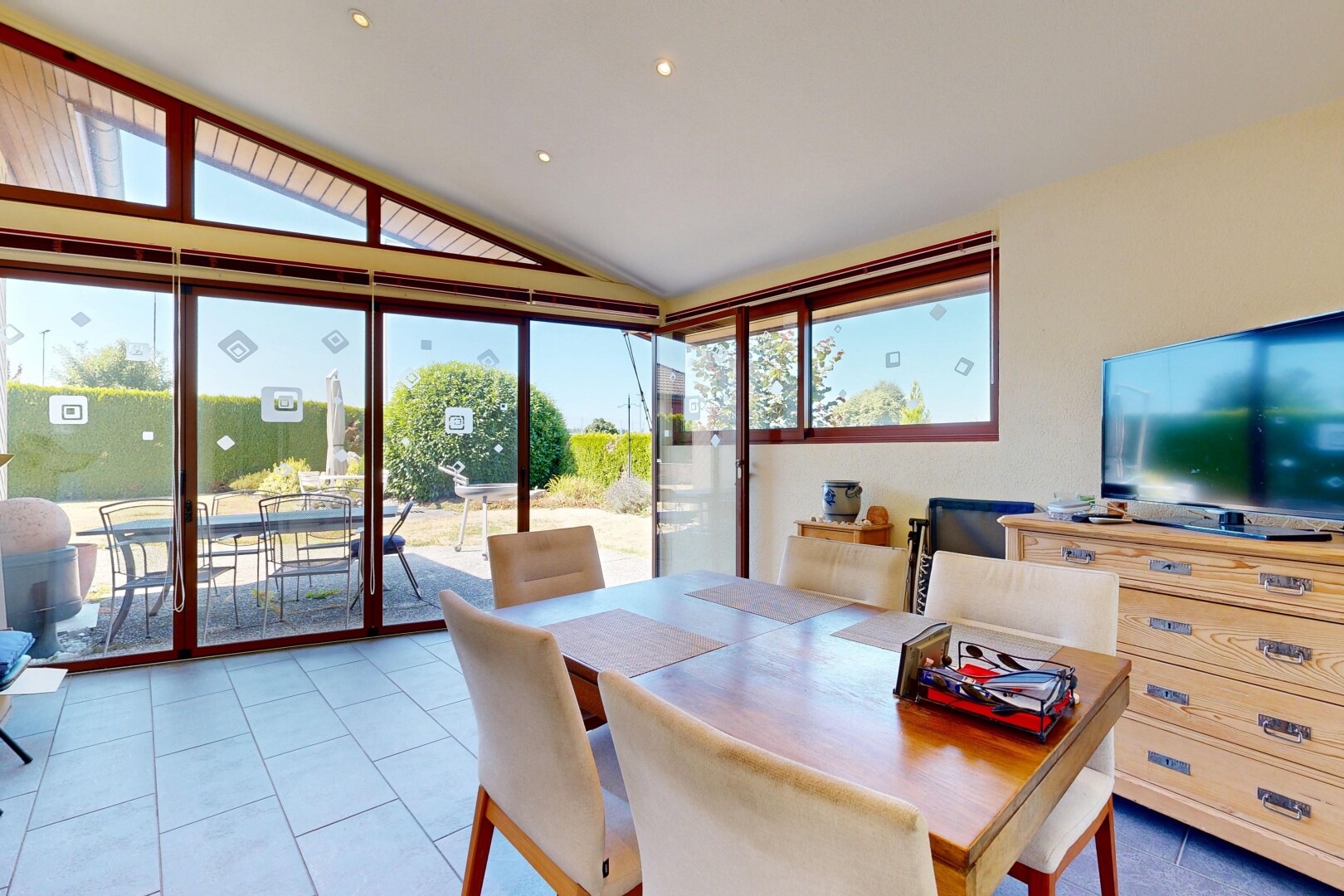 esszimmer mit inside property, fernseher, natürliches licht, natural light, und dachschräge