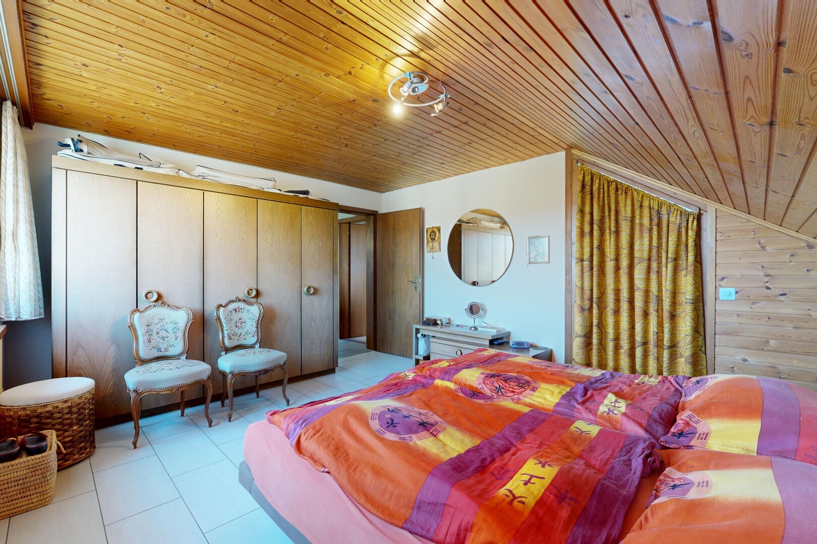 zimmer / schlafzimmer mit vaulted ceiling, dachschräge, kleiderschrank, wood wall, und holzwand