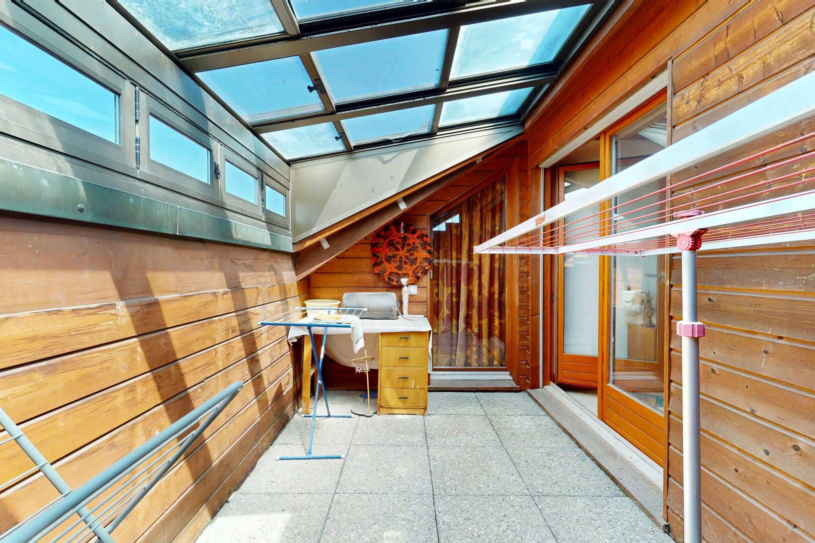 rezeption / lobby mit wood wall, inside property, und day time
