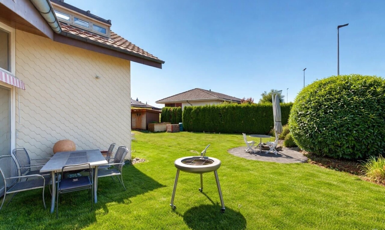garten mit terrasse, feuerstelle, from property, rasen, und day time