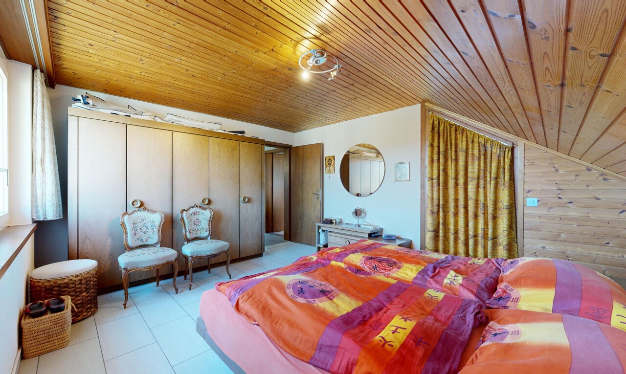 zimmer / schlafzimmer mit vaulted ceiling, dachschräge, kleiderschrank, wood wall, und holzwand
