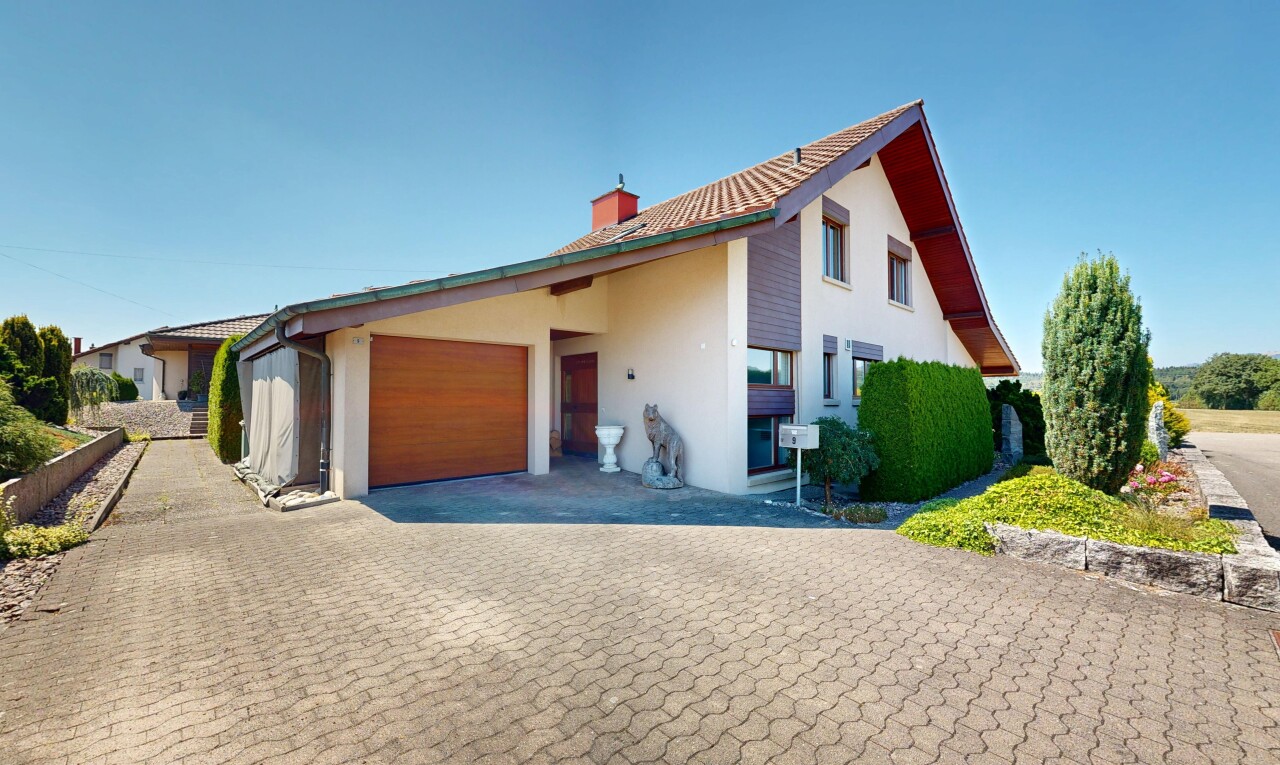 außenansicht mit day time, stuckverkleidung, auffahrt, property visible, und schornstein