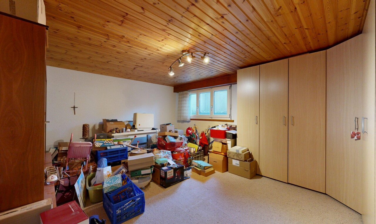 zimmer / schlafzimmer mit inside property, natürliches licht, natural light, teppich, und carpet