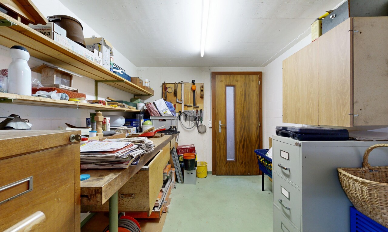 küche mit light floor, inside property, betonboden, concrete floor, und hellbraune schränke