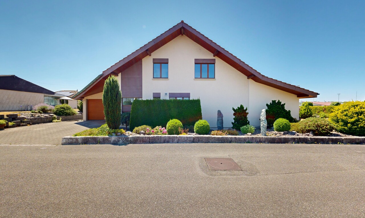 außenansicht mit stuckverkleidung, day time, garage angeschlossen, property visible, und auffahrt