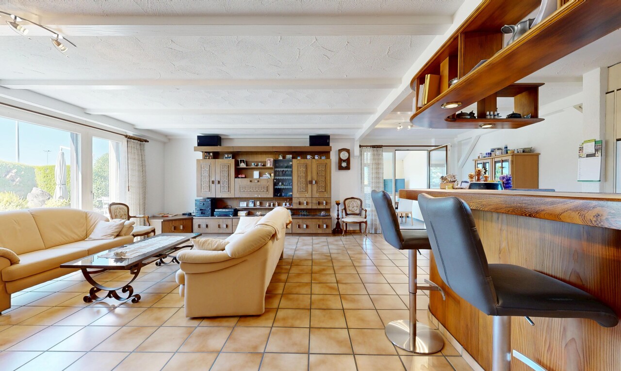 wohn- / esszimmer mit inside property, fliesenboden, tile floor, balkendecke, und beamed ceiling