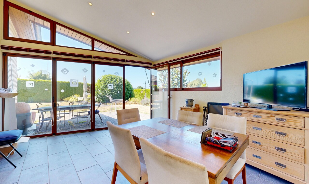 esszimmer mit inside property, fernseher, natürliches licht, natural light, und dachschräge