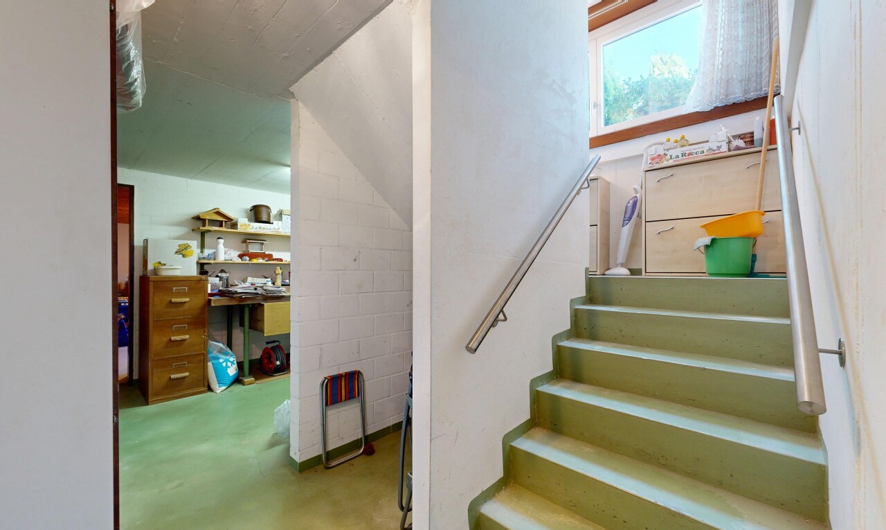 treppe mit treppen, inside property, concrete block wall, betonblockwand, und concrete floor