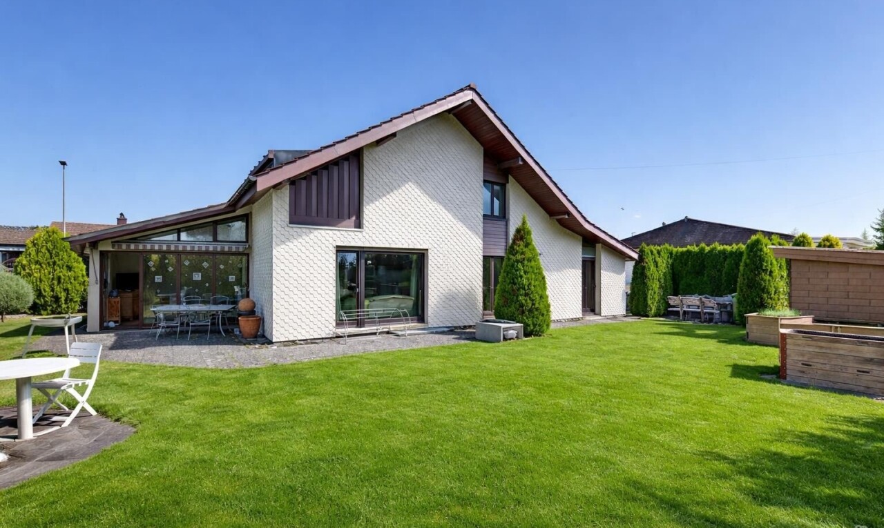 außenansicht mit from property, terrasse, rasen, und day time