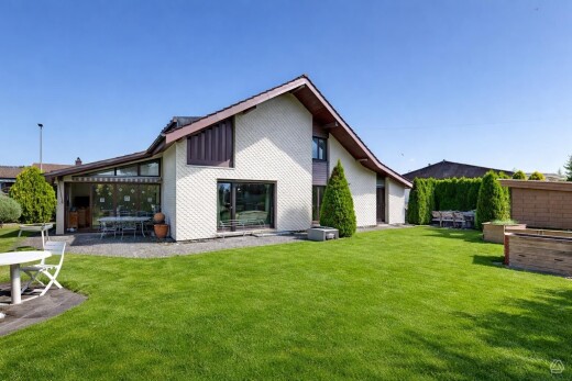 außenansicht mit from property, terrasse, rasen, und day time