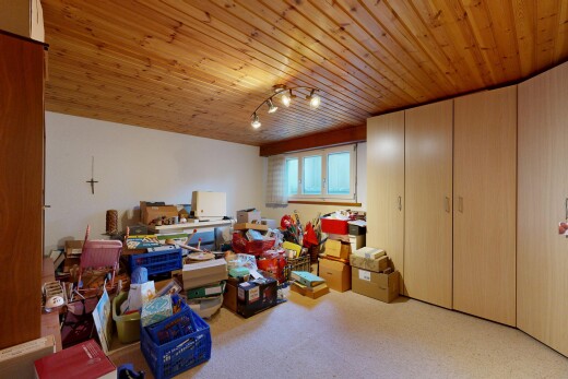 zimmer / schlafzimmer mit inside property, natürliches licht, natural light, teppich, und carpet