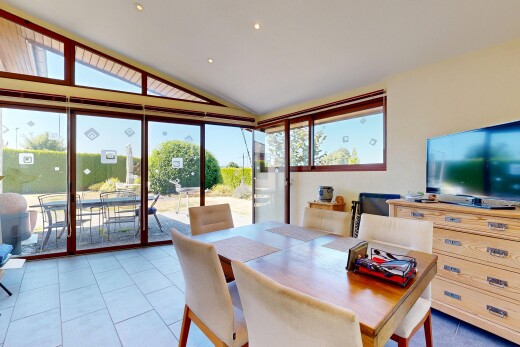 esszimmer mit inside property, fernseher, natürliches licht, natural light, und dachschräge