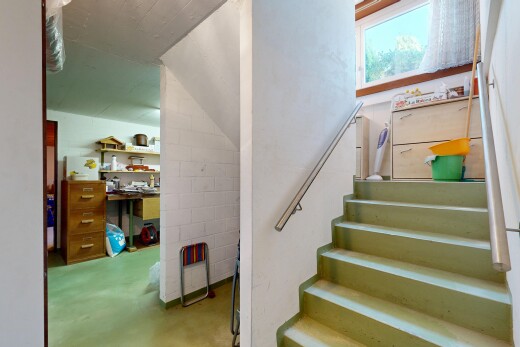 treppe mit treppen, inside property, concrete block wall, betonblockwand, und concrete floor