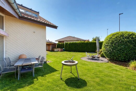 garten mit terrasse, feuerstelle, from property, rasen, und day time