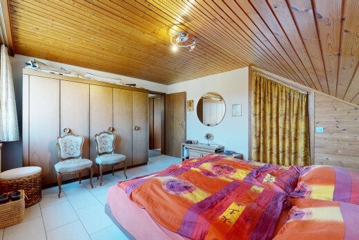 zimmer / schlafzimmer mit vaulted ceiling, dachschräge, kleiderschrank, wood wall, und holzwand