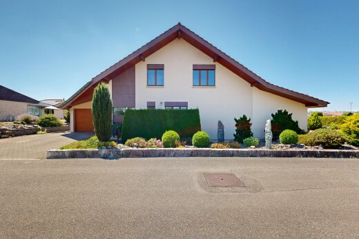 outdoor house featuring stucco siding, a garage, and driveway