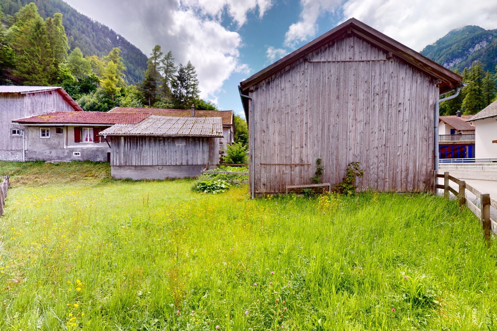 façade avec bardage vertical, property visible, grange, structure extérieure, et vue sur la montagne