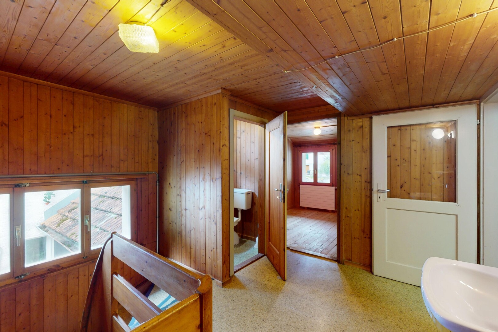 espace intérieur avec wood ceiling, plafond en bois, inside property, wood wall, et mur en bois