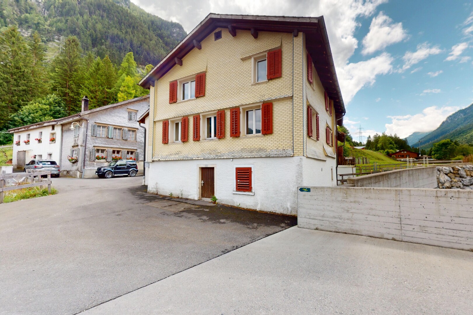 façade avec vue sur la montagne, mountain view, property visible, bardage en brique, et clôture
