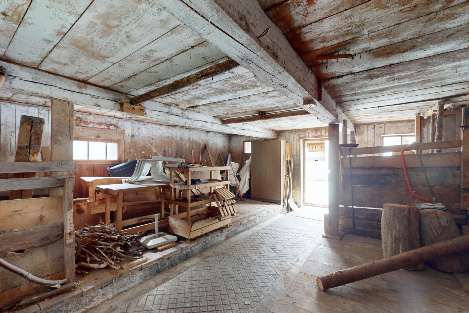 salle à manger avec natural light, lumière naturelle, inside property, et unfinished floor