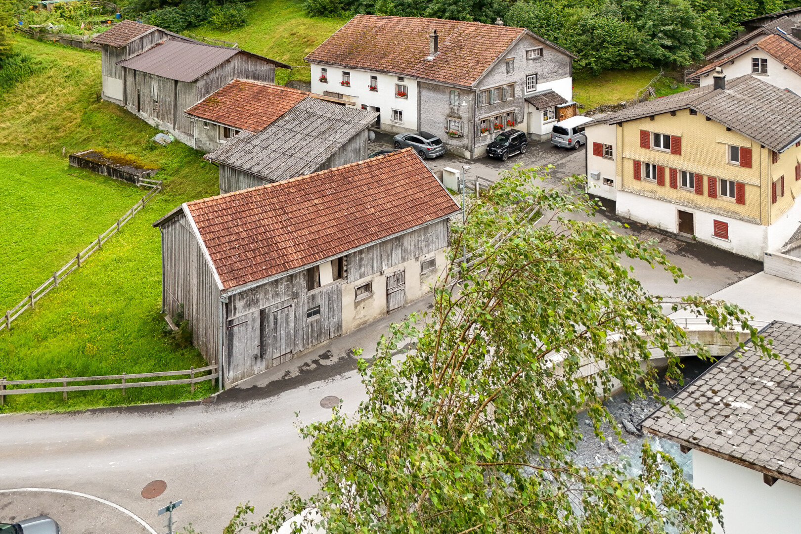façade avec clôture, drone view, et structure extérieure