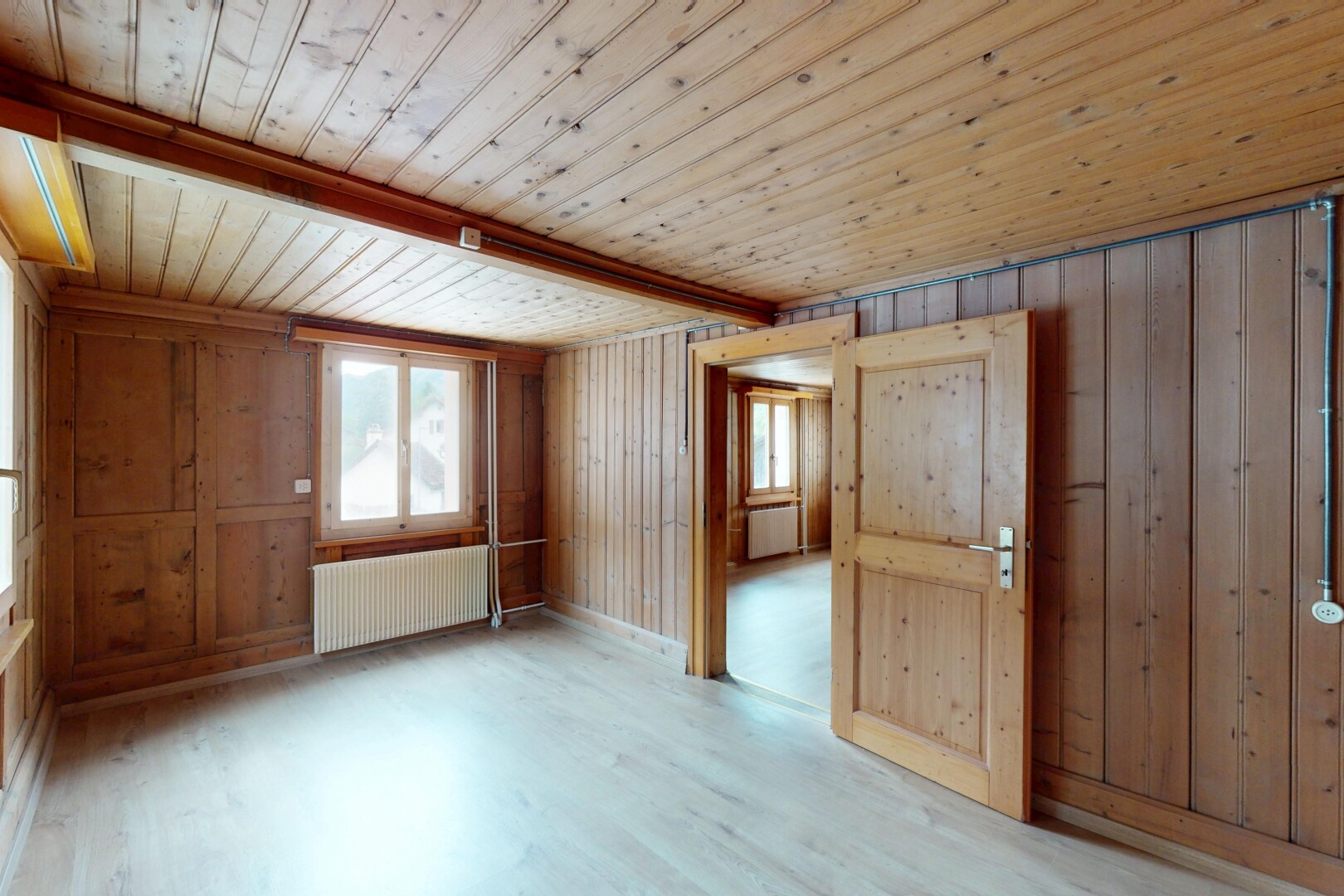 pièce vide avec radiateur, wood ceiling, plafond en bois, inside property, et natural light
