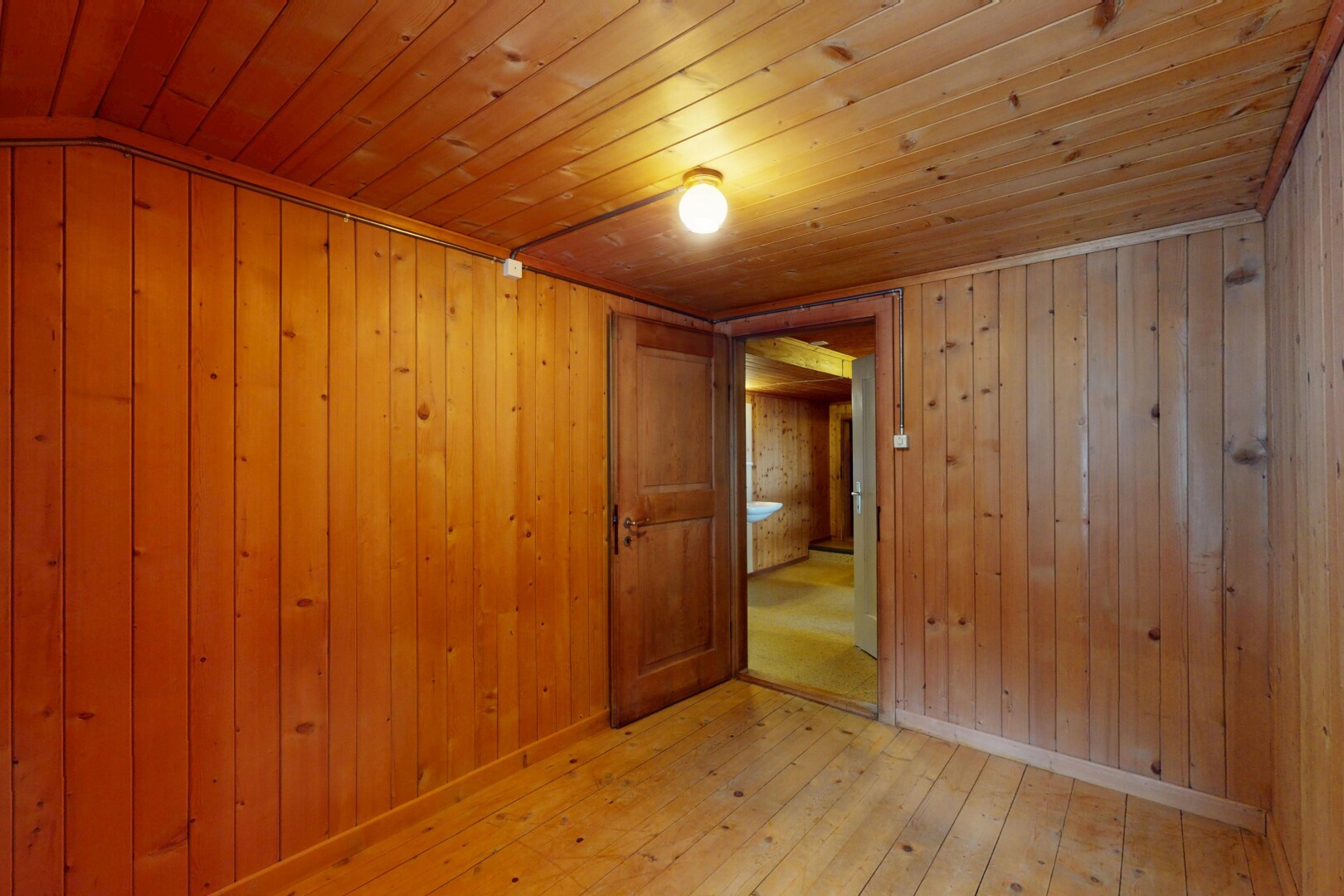 chambre avec wood ceiling, plafond en bois, wood wall, mur en bois, et low ceiling