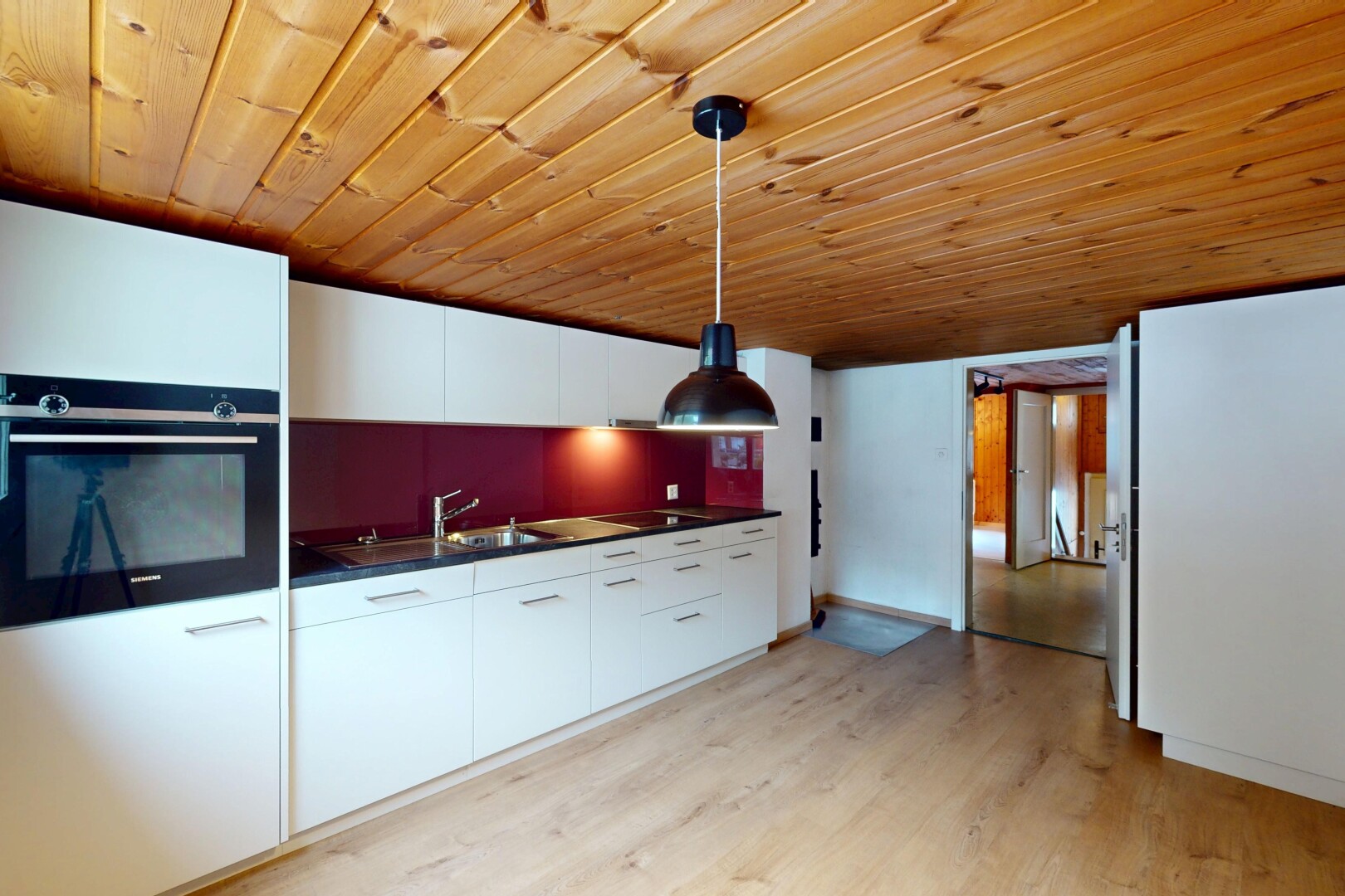 cuisine avec four, plans de travail, inside property, wood finish floor, et sol en finition bois