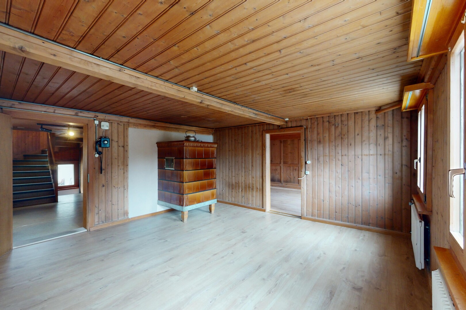 pièce vide avec escaliers, wood wall, mur en bois, inside property, et wood ceiling