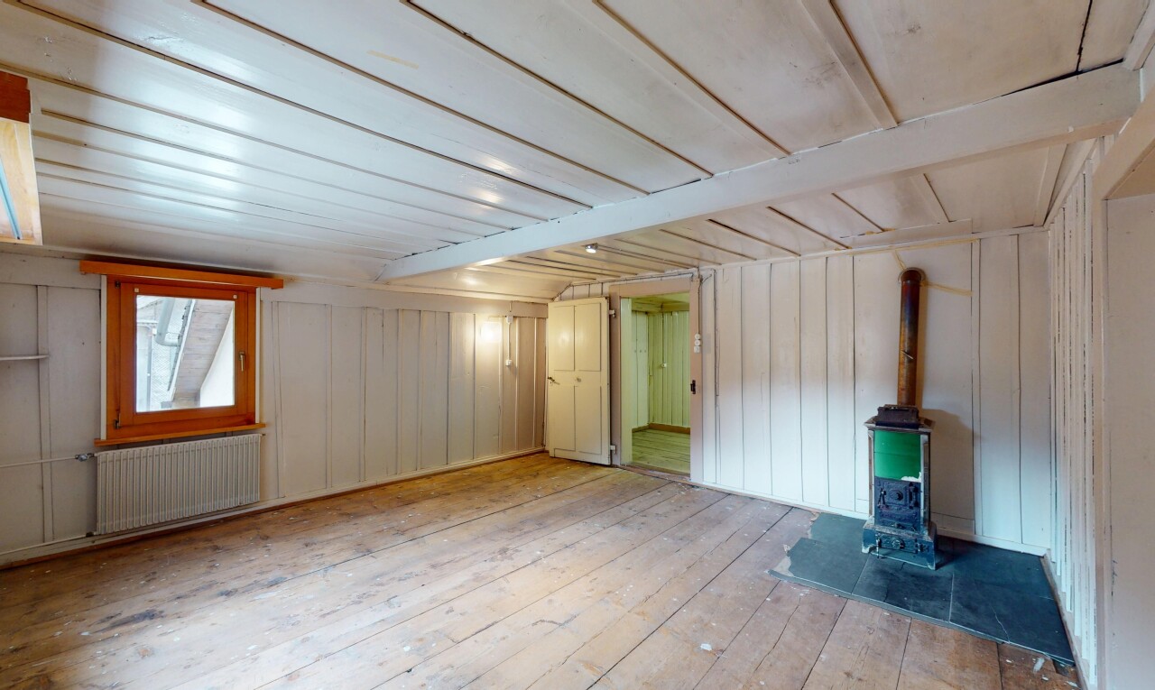 pièce vide avec poêle à bois, radiateur, wood finish floor, sol en finition bois, et inside property