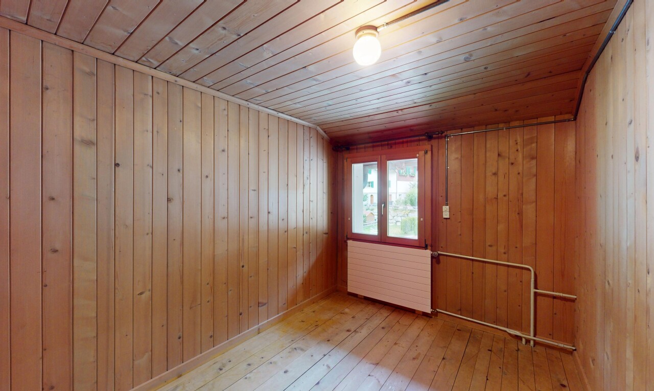 pièce vide avec wood finish floor, sol en finition bois, hardwood floor, natural light, et lumière naturelle
