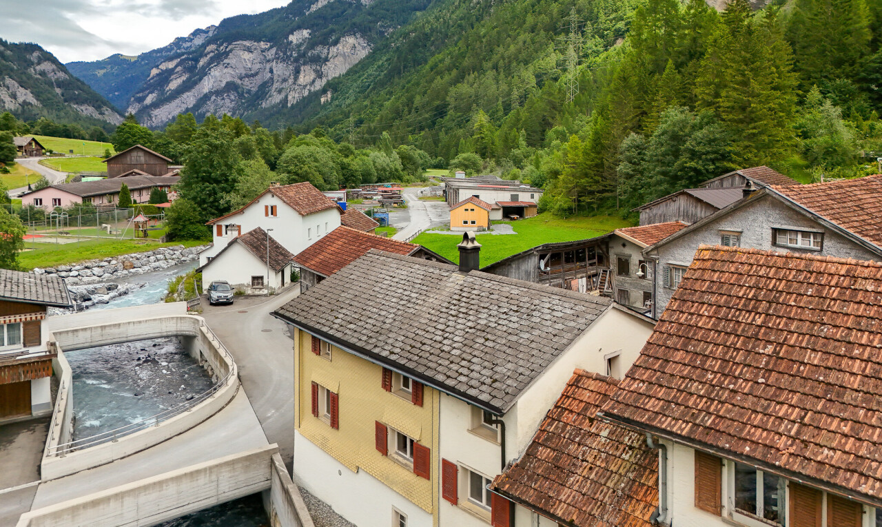 façade avec drone view, toit en bardeaux, bardage en stuc, vue sur la montagne, et mountain view