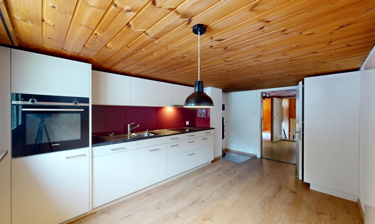 cuisine avec four, plans de travail, inside property, wood finish floor, et sol en finition bois