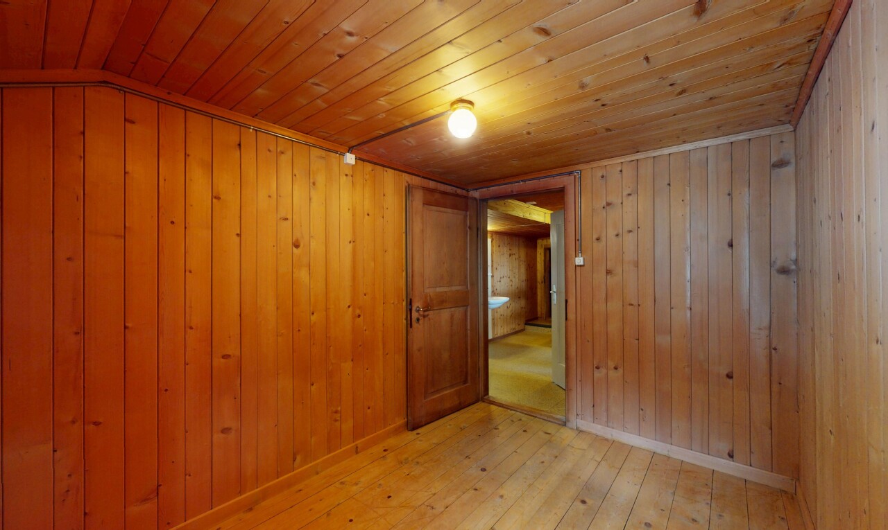 chambre avec wood ceiling, plafond en bois, wood wall, mur en bois, et low ceiling