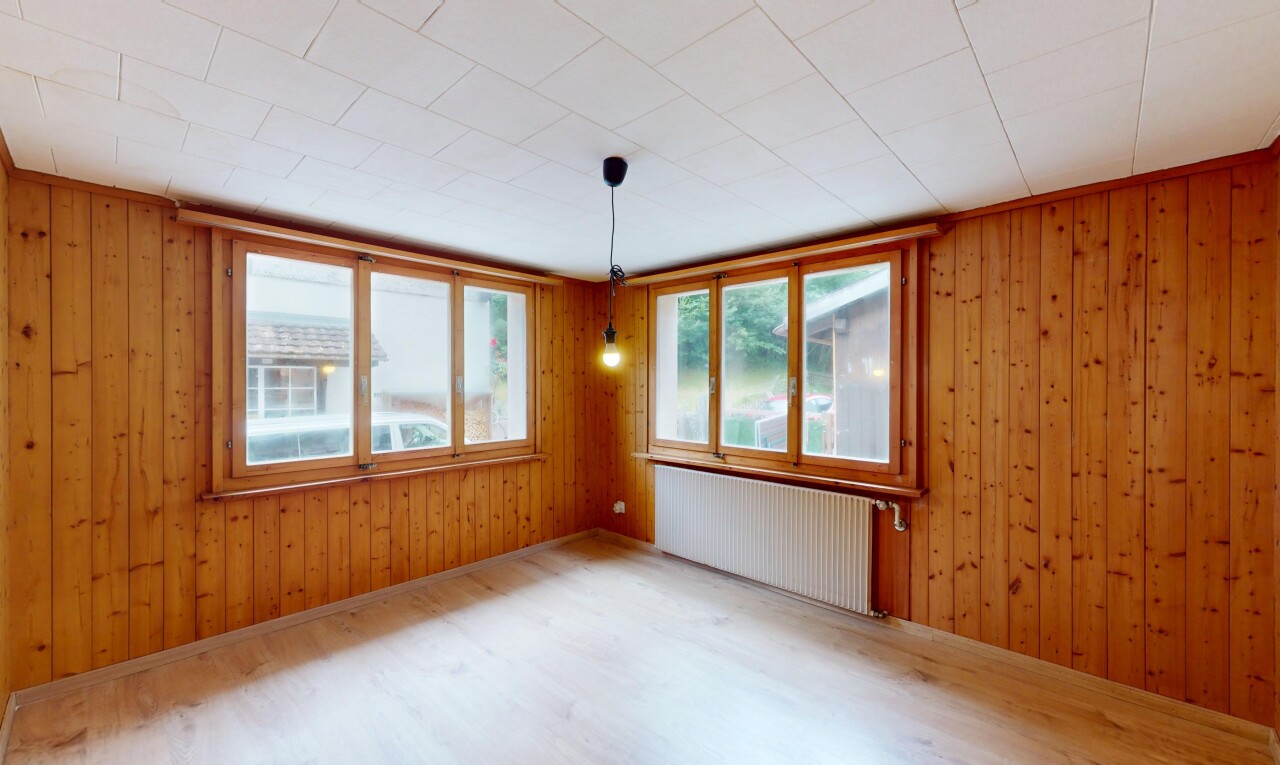 pièce vide avec radiateur, natural light, lumière naturelle, inside property, et wood wall