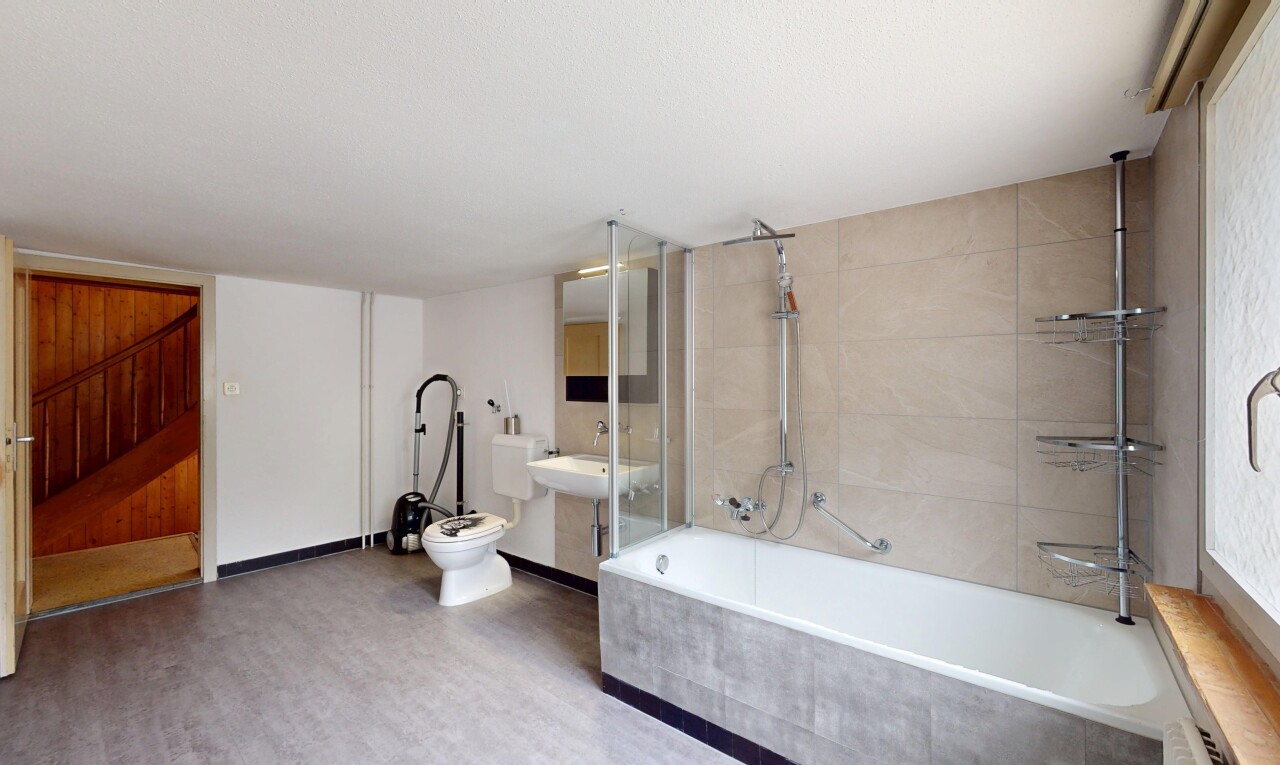 salle de bains avec tile shower, tile tub, inside property, douche-bain combinés, et drywall